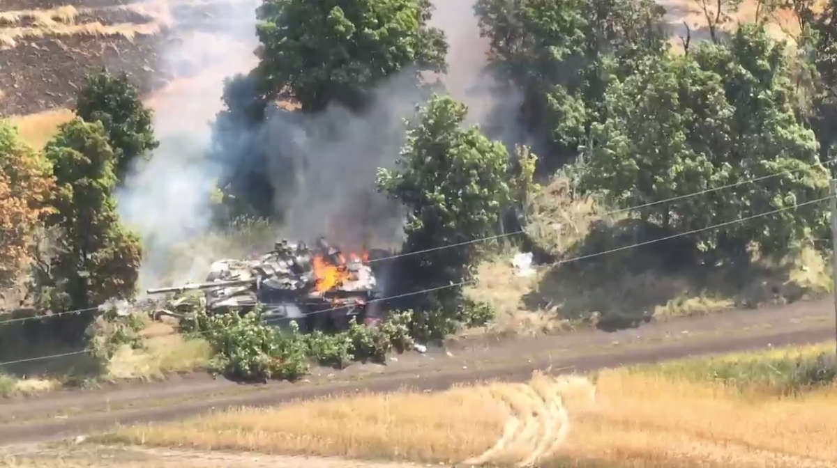 Українські захисники знищили черговий танк російських окупантів на Донбасі / скриншот з відео
