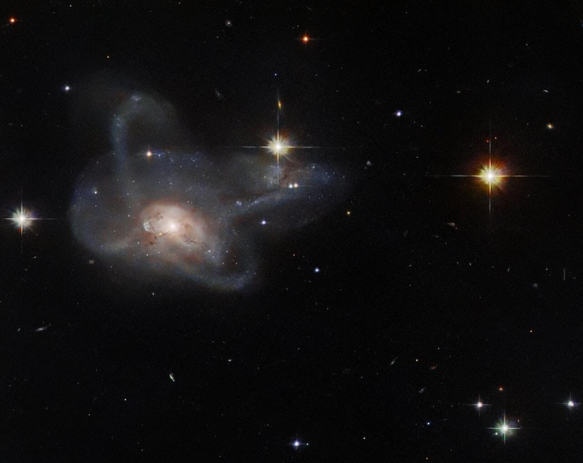 Телескоп Хаббл обнаружил галактическую "жемчужину" / фото ESA/Hubble & NASA, W.Keel Телескоп Хаббл обнаружил галактическую "жемчужину" / фото ESA/Hubble & NASA, W.Keel