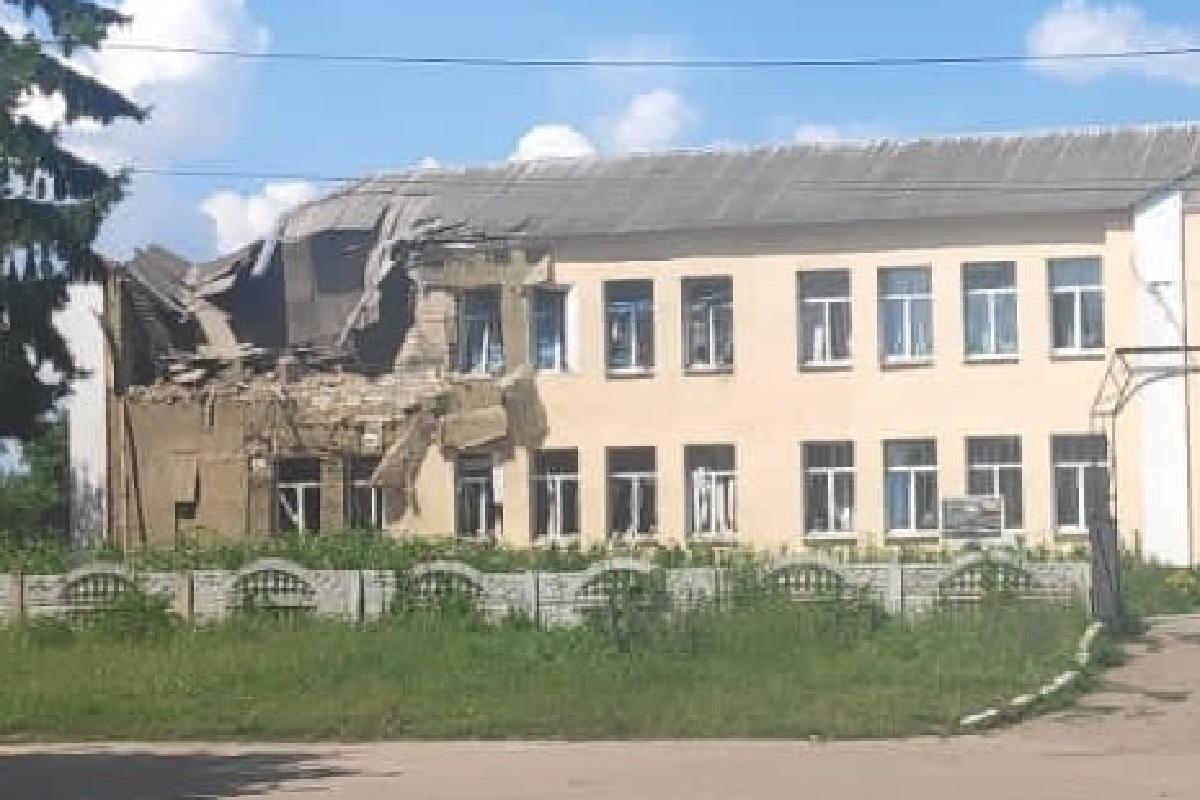 В результате российских обстрелов повреждено помещение школы / фото facebook.com/kommander.nord