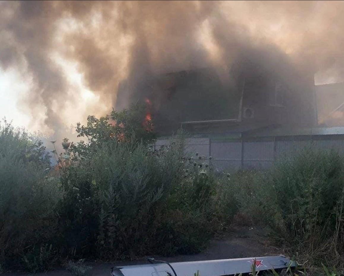 У Таганрозі після падіння безпілотника спалахнув будинок / фото російських пропагандистських ЗМІ