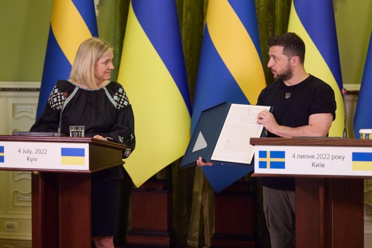 Швеция и Украина стоят вместе бок о бок / фото ОПУ
