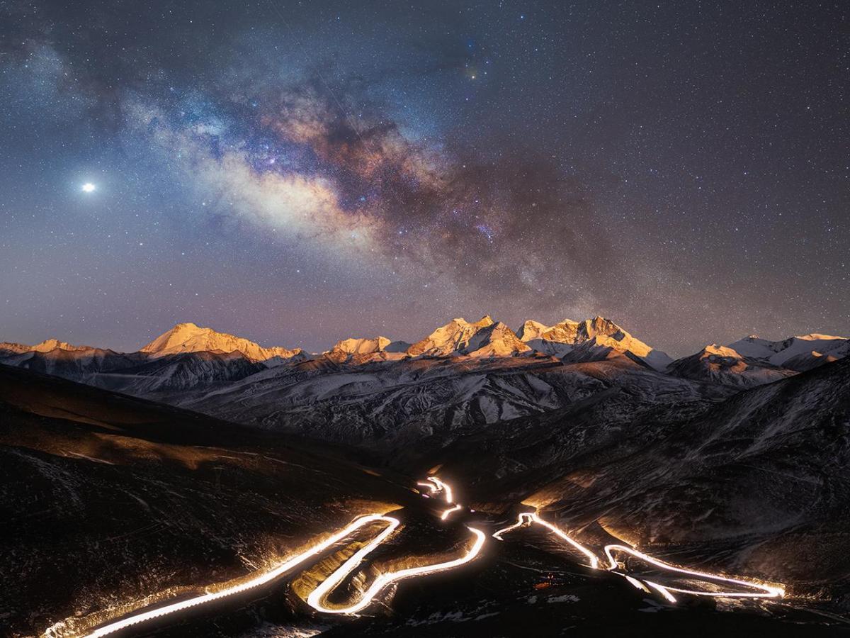 Звездное небо над самой высокогорной национальной автомагистралью в мире / фото Yang Sutie