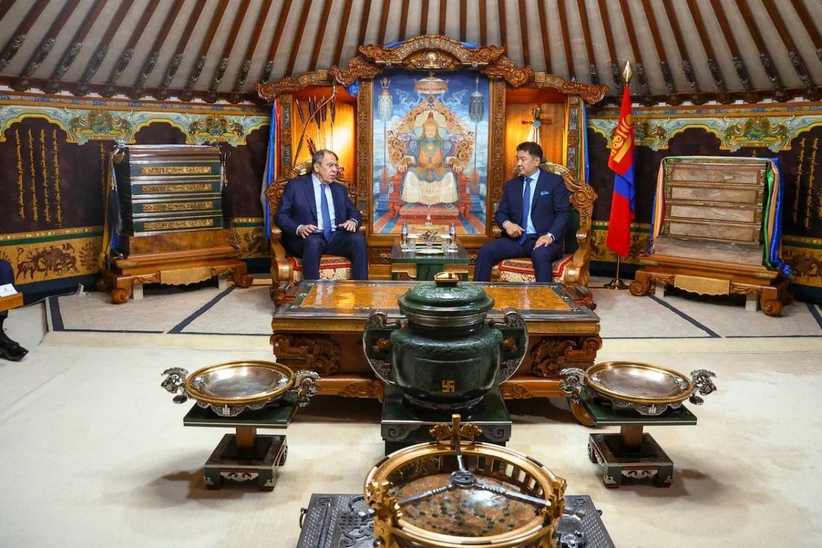 На встрече Сергея Лаврова с главой Монголии в кадр попала свастика / фото t.me/MariaVladimirovnaZakharova