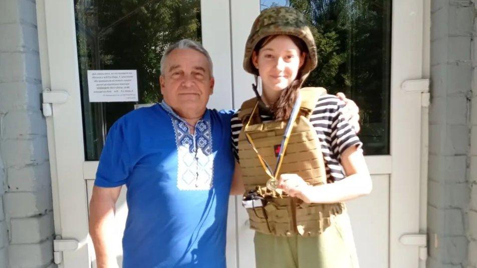 Выпускнице из Харьковщине вручили золотую медаль несмотря на обстрелы / фото общественное