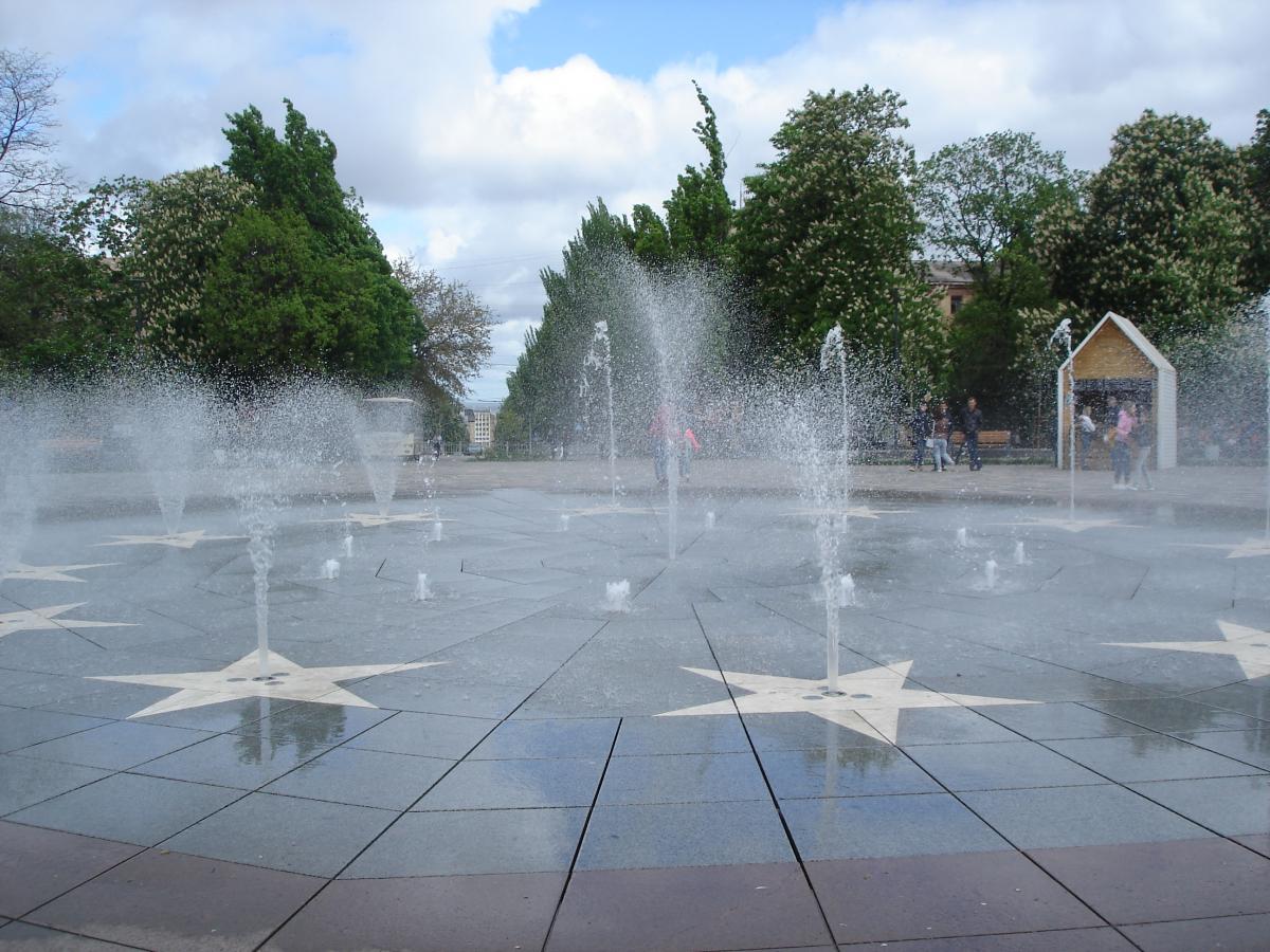 Таким був фонтан на Театральній площі в Маріуполі до приходу росіян / фото Вікіпедія