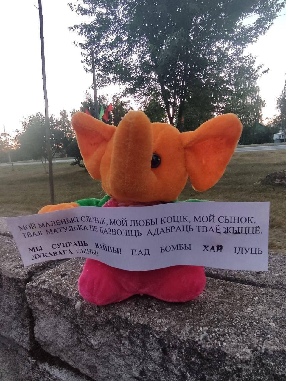 Одна из беларусских матерей предложила отправить на войну сыновей Лукашенко / фото Telegram Союз матерей Одна из беларусских матерей предложила отправить на войну сыновей Лукашенко / фото Telegram Союз матерей