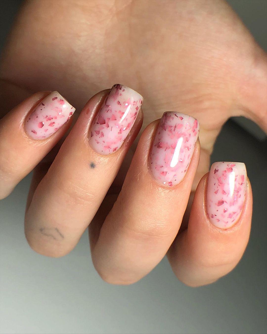 Нежный маникюр 2022 / фото renata_naillls, Instagram