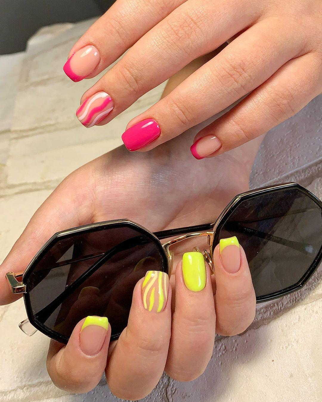 Маникюр лето 2022 на короткие ногти / фото kostiuk5008, Instagram