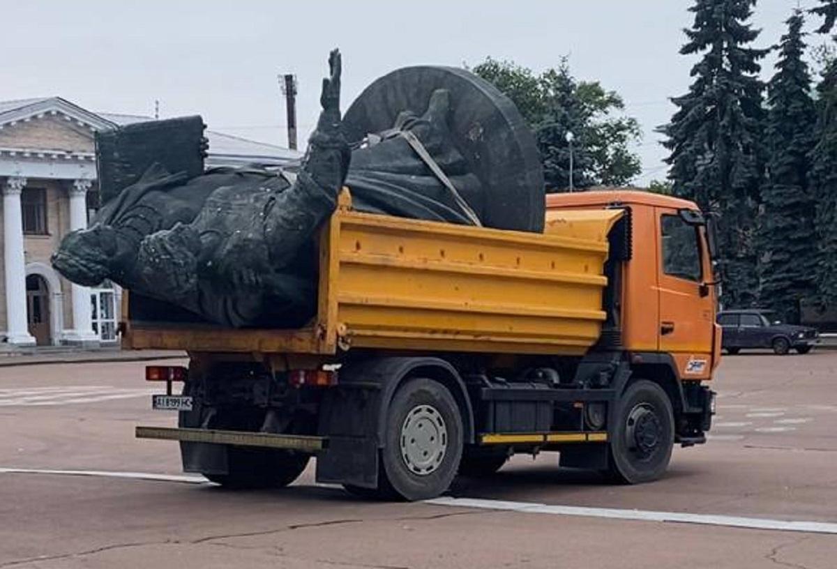 У Переяславі знесли монумент 300-річчя возз’єднання України з Росією / фото КОВА У Переяславі знесли монумент 300-річчя возз’єднання України з Росією / фото КОВА