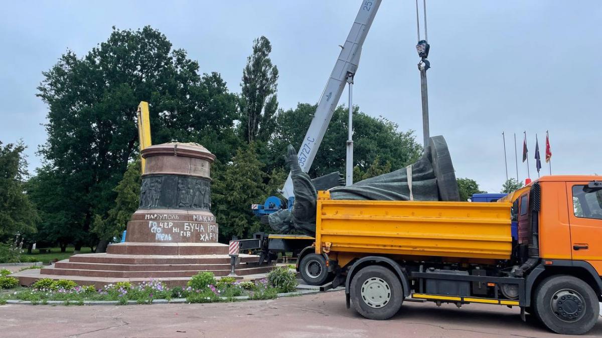 В Переяславе снесли монумент 300-летию воссоединения Украины с Россией / фото КОВА