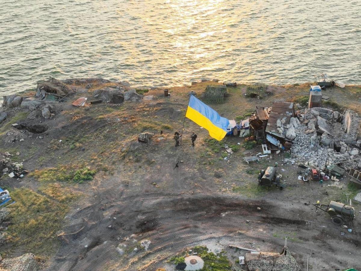 На Змеином установили украинский флаг / фото Телеграм-канал Сергея Братчука