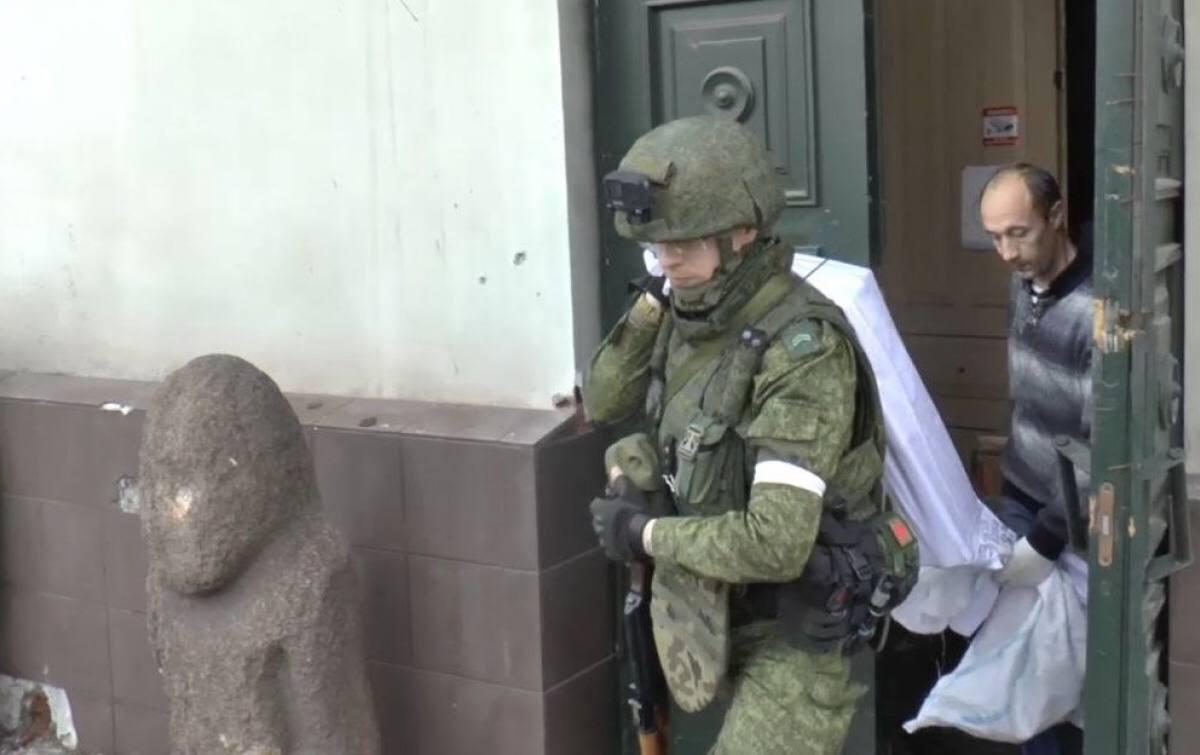 Окупанти виносят експонати з музеїв Маріуполя \ Маріупольська міська рада Окупанти виносят експонати з музеїв Маріуполя \ Маріупольська міська рада