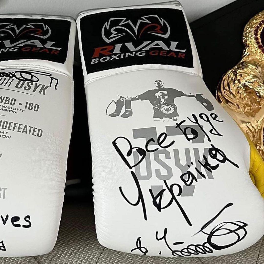 Перчатки Усика, которые были лотом на аукционе / Фото - instagram.com