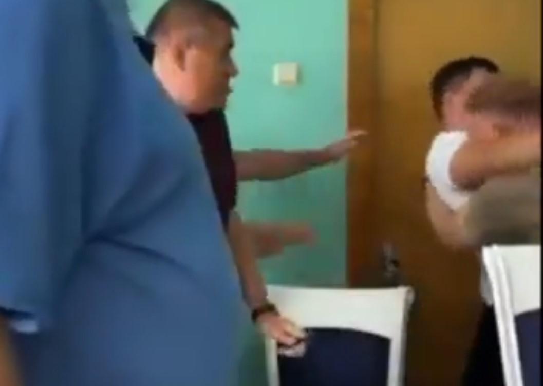 Мэр Белгорода-Днестровского подрался с главой райсовета во время заседания / скриншот Мэр Белгорода-Днестровского подрался с главой райсовета во время заседания / скриншот