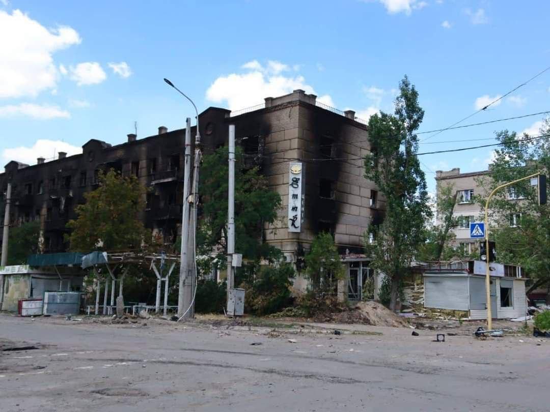 Россияне палят по домам мирных жителей / фото Телеграм-канал Сергея Гайдая Россияне палят по домам мирных жителей / фото Телеграм-канал Сергея Гайдая