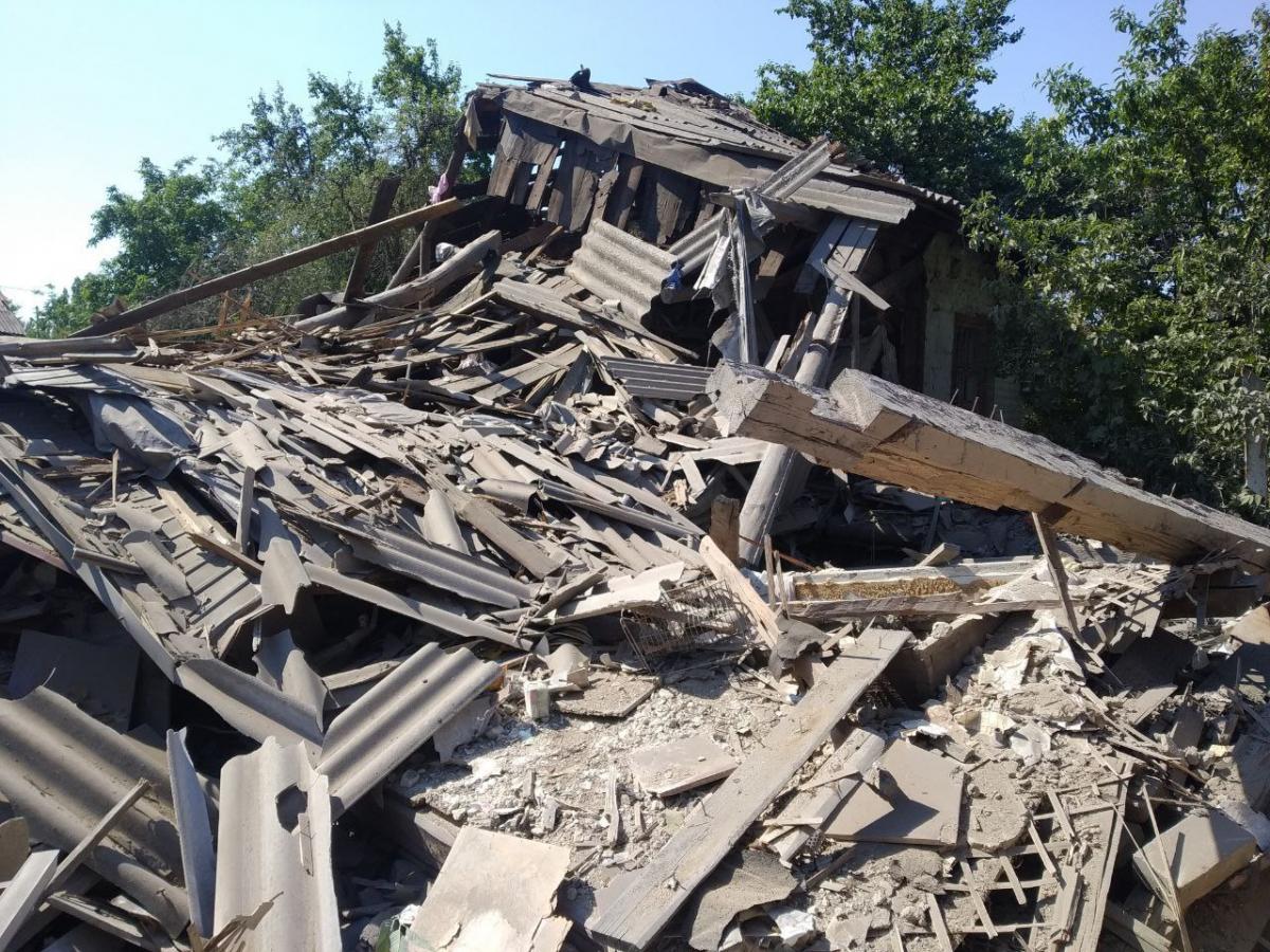 Обстрел Торецка: оккупанты убили три поколения женщин / фото Павел Кириленко Обстрел Торецка: оккупанты убили три поколения женщин / фото Павел Кириленко