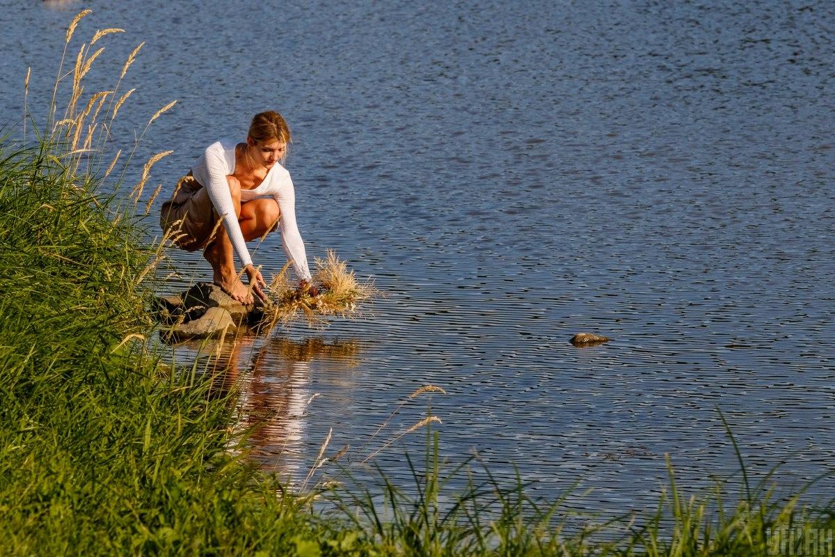 Ворожіння на Івана Купала - спускання вінка на воду / фото УНІАН (Янош Немеш)