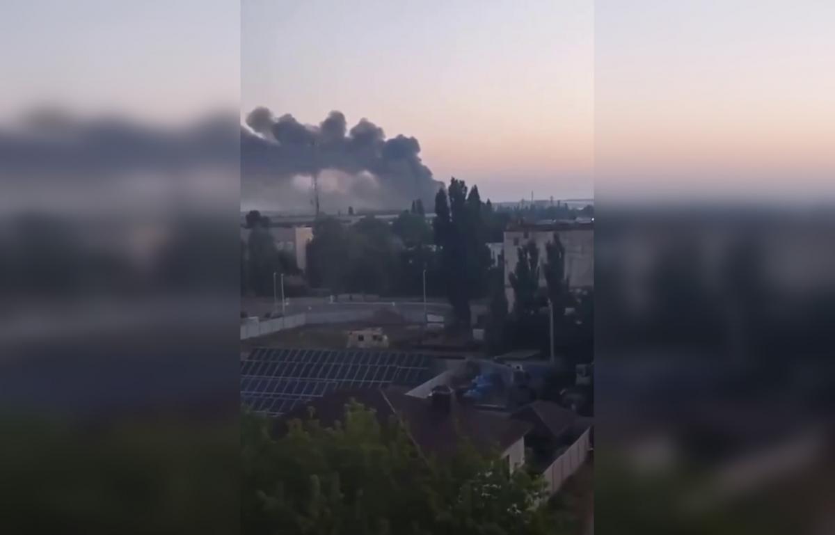 В окупованій Новій Каховці знищено склад росіян / скриншот В окупованій Новій Каховці знищено склад росіян / скриншот