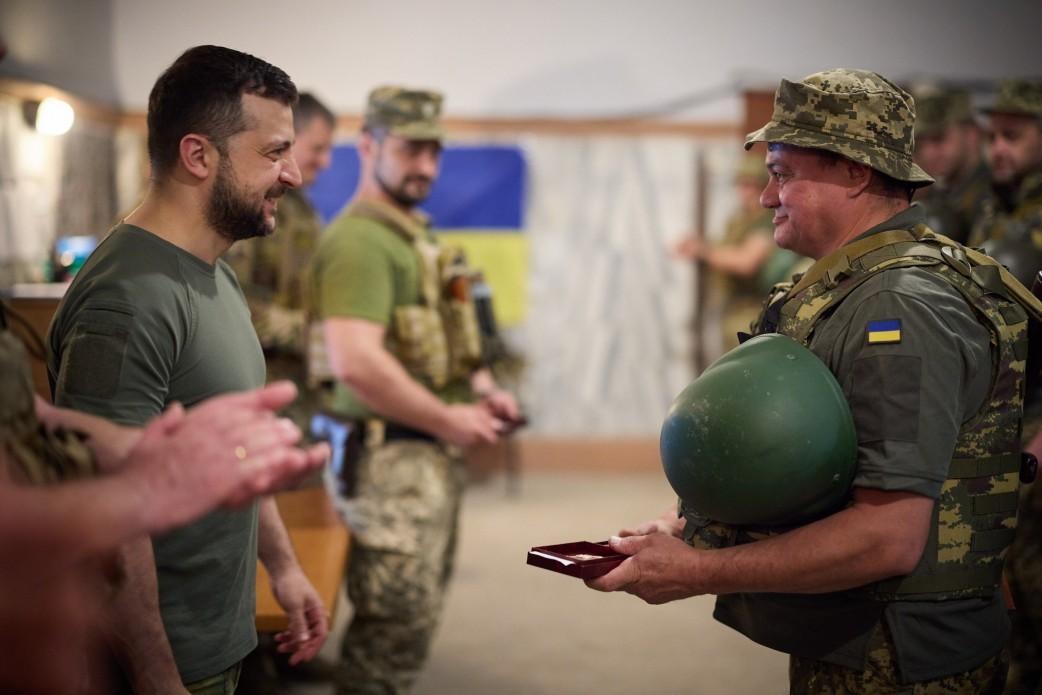 Зеленский вручил награды украинским воинам / фото ОП Зеленский вручил награды украинским воинам / фото ОП