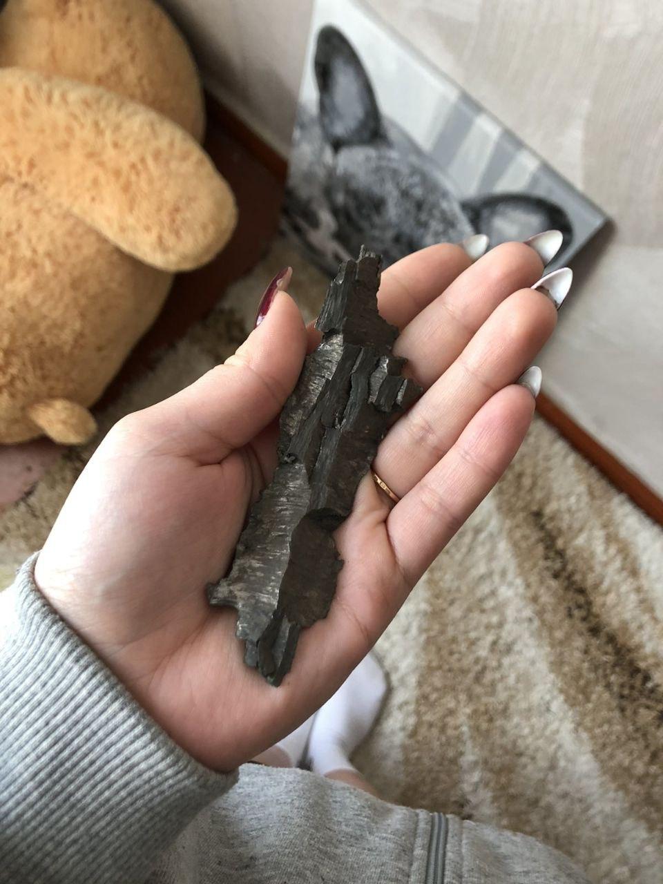 Жителі Попасної вже не звертали увагу на уламки снарядів / фото Надії Кононченко Жителі Попасної вже не звертали увагу на уламки снарядів / фото Надії Кононченко
