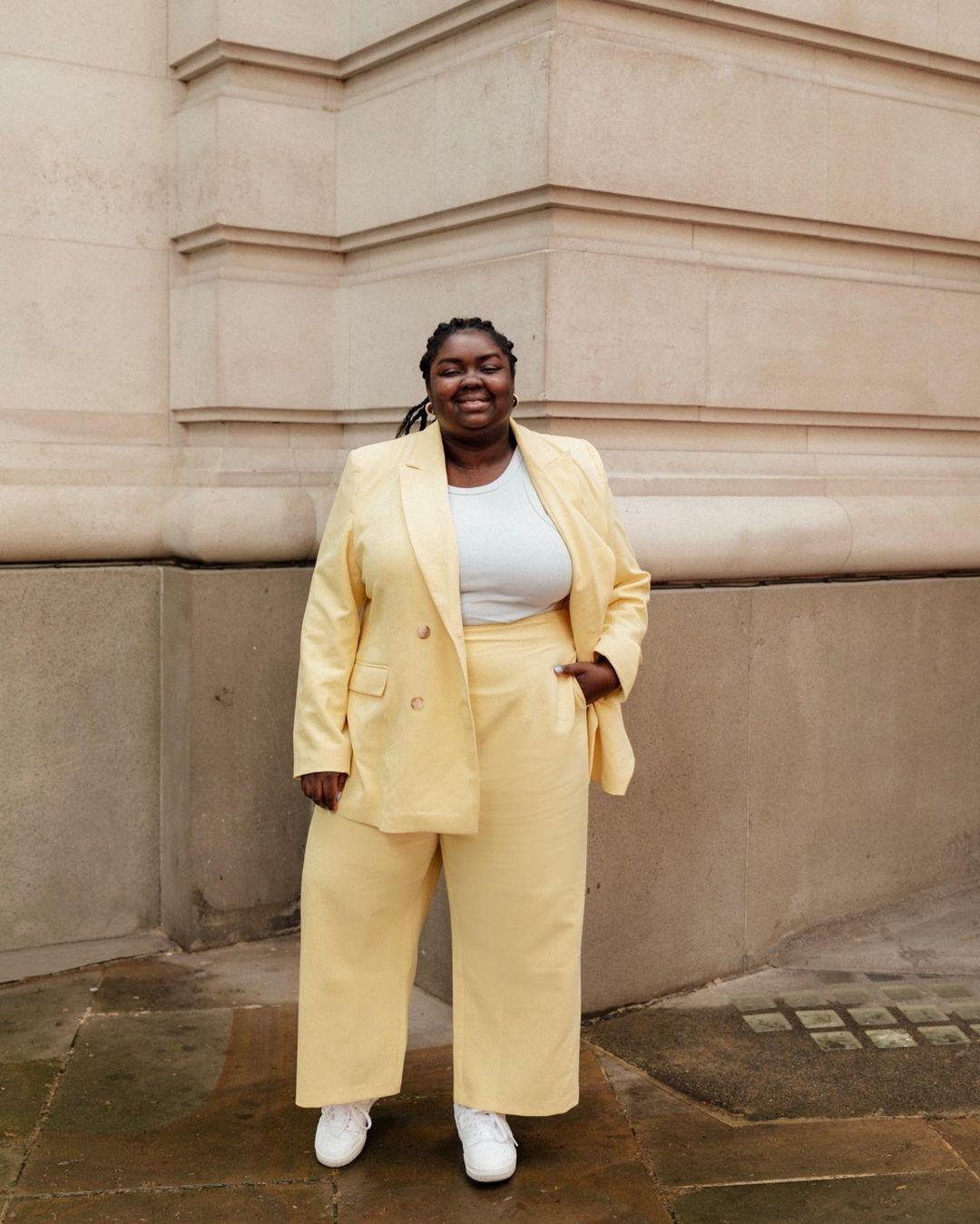 Белая базовая майка на широких бретелях / Фото - instagram.com Белая базовая майка на широких бретелях / Фото - instagram.com