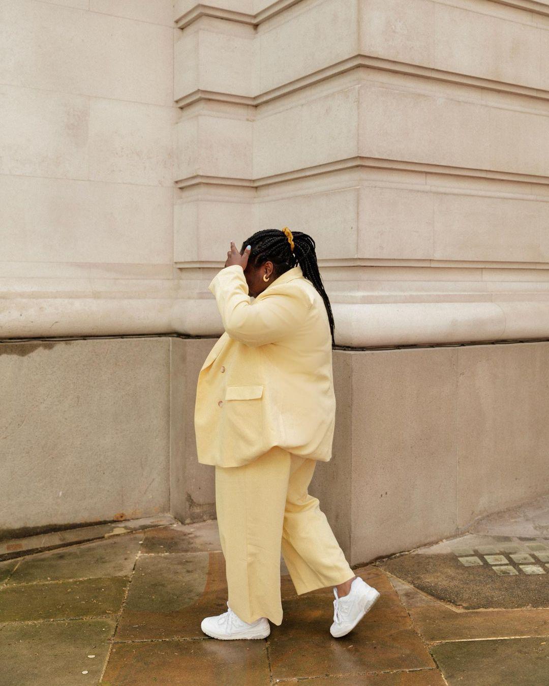 Белая базовая майка на широких бретелях / Фото - instagram.com Белая базовая майка на широких бретелях / Фото - instagram.com