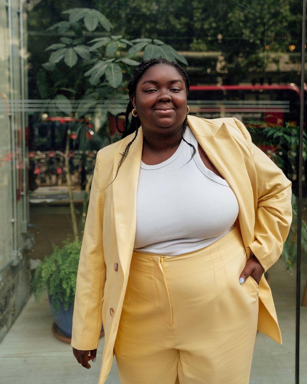 Белая базовая майка на широких бретелях / Фото - instagram.com Белая базовая майка на широких бретелях / Фото - instagram.com