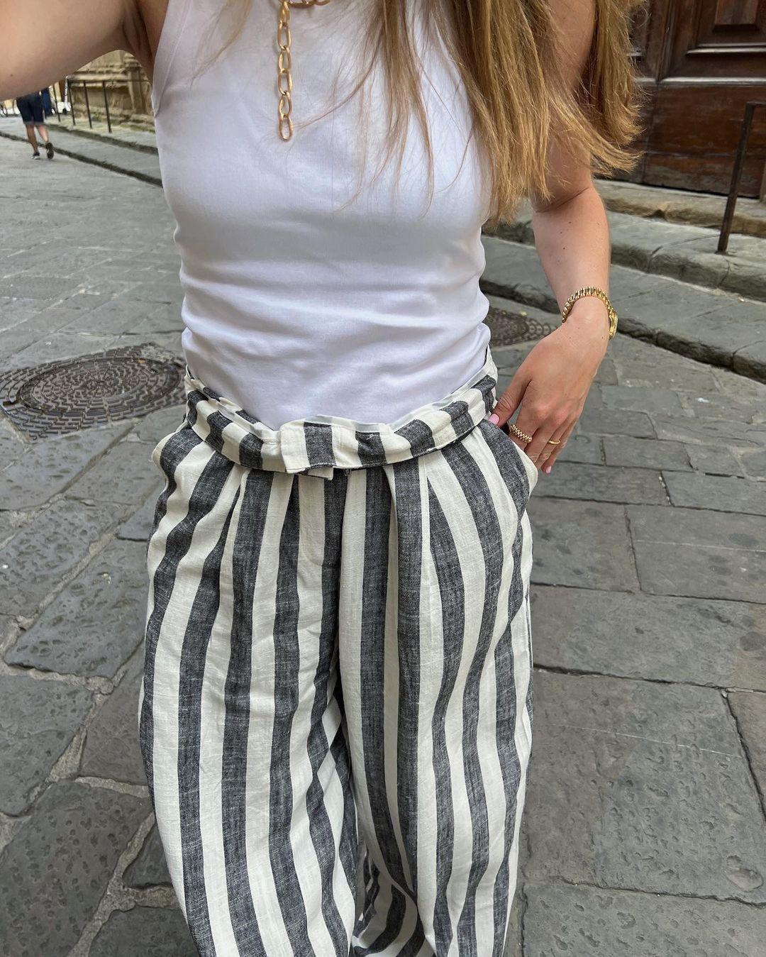 Белая базовая майка на широких бретелях / Фото - instagram.com Белая базовая майка на широких бретелях / Фото - instagram.com