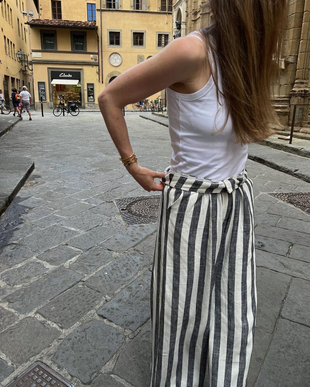 Белая базовая майка на широких бретелях / Фото - instagram.com Белая базовая майка на широких бретелях / Фото - instagram.com