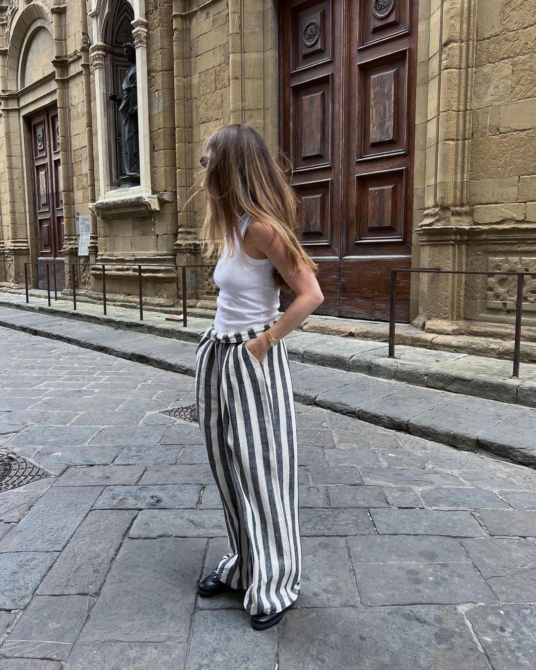 Белая базовая майка на широких бретелях / Фото - instagram.com Белая базовая майка на широких бретелях / Фото - instagram.com