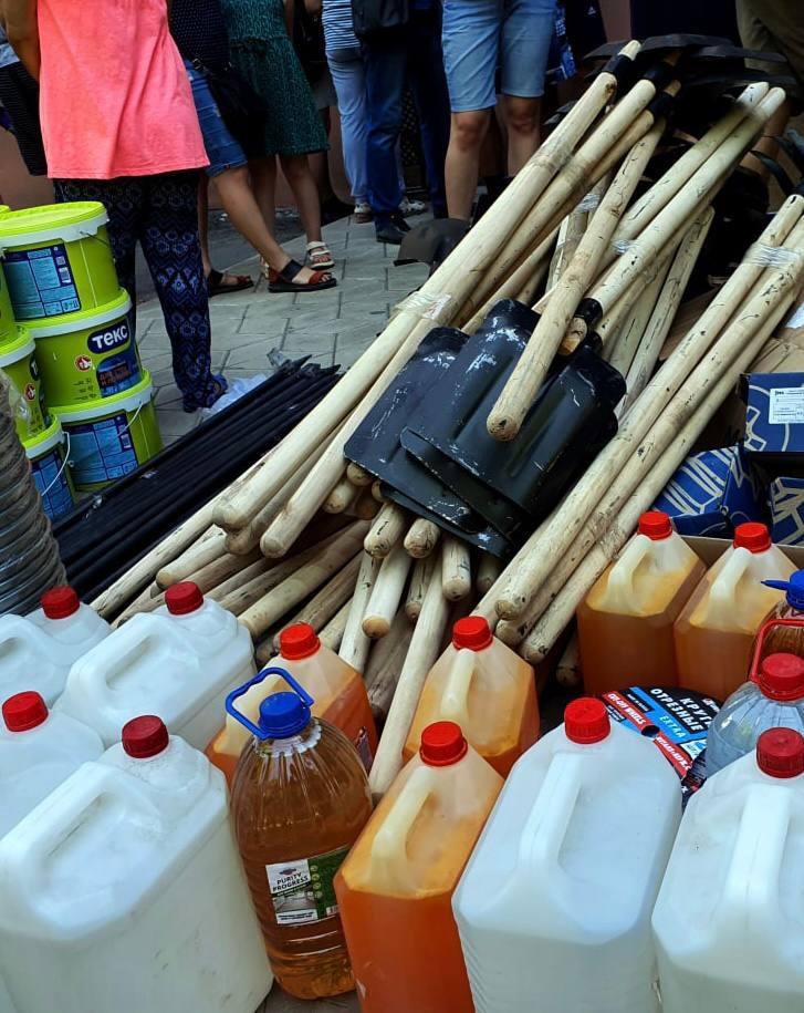 The Russians handed over "humanitarian aid" to Mariupol: moldy stale bread and shovels / photo Petr Andryushchenko