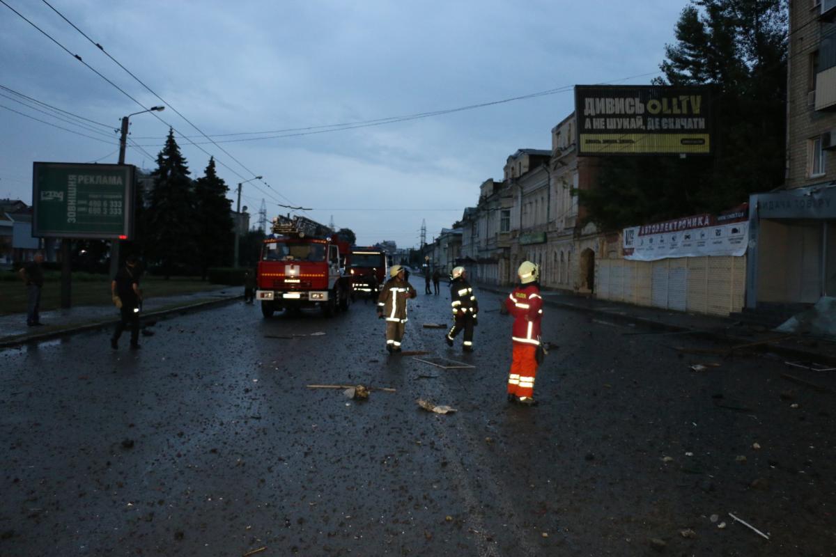 Ракетный удар по Харькову: появились первые кадры разрушенной многоэтажки Ракетный удар по Харькову: появились первые кадры разрушенной многоэтажки