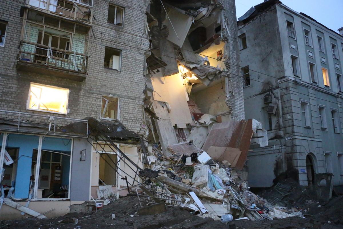 Ракетный удар по Харькову: появились первые кадры разрушенной многоэтажки Ракетный удар по Харькову: появились первые кадры разрушенной многоэтажки