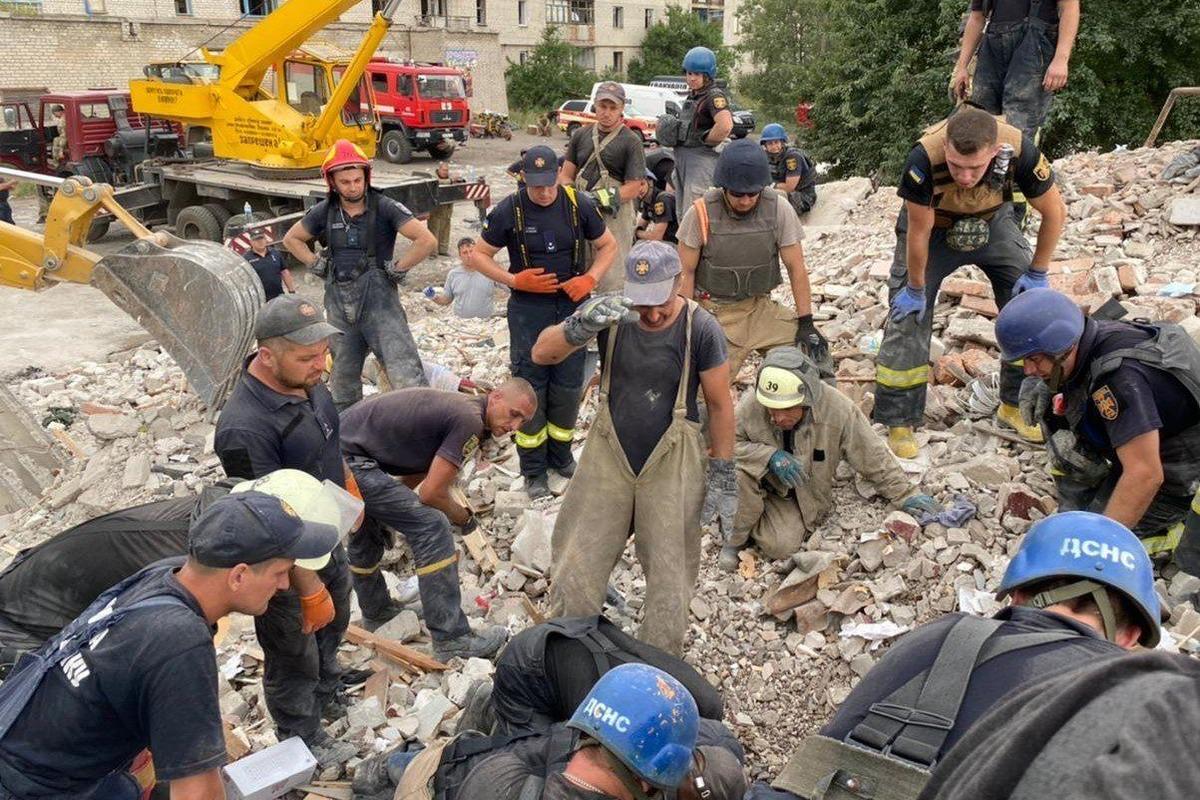 У Часовому Ярі є вулиці, на які вже навіть не заїдеш - гори битої цегли, дошки з цвяхами зі зруйнованих дахів / фото t.me/dsns_telegram/8220 У Часовому Ярі є вулиці, на які вже навіть не заїдеш - гори битої цегли, дошки з цвяхами зі зруйнованих дахів / фото t.me/dsns_telegram/8220