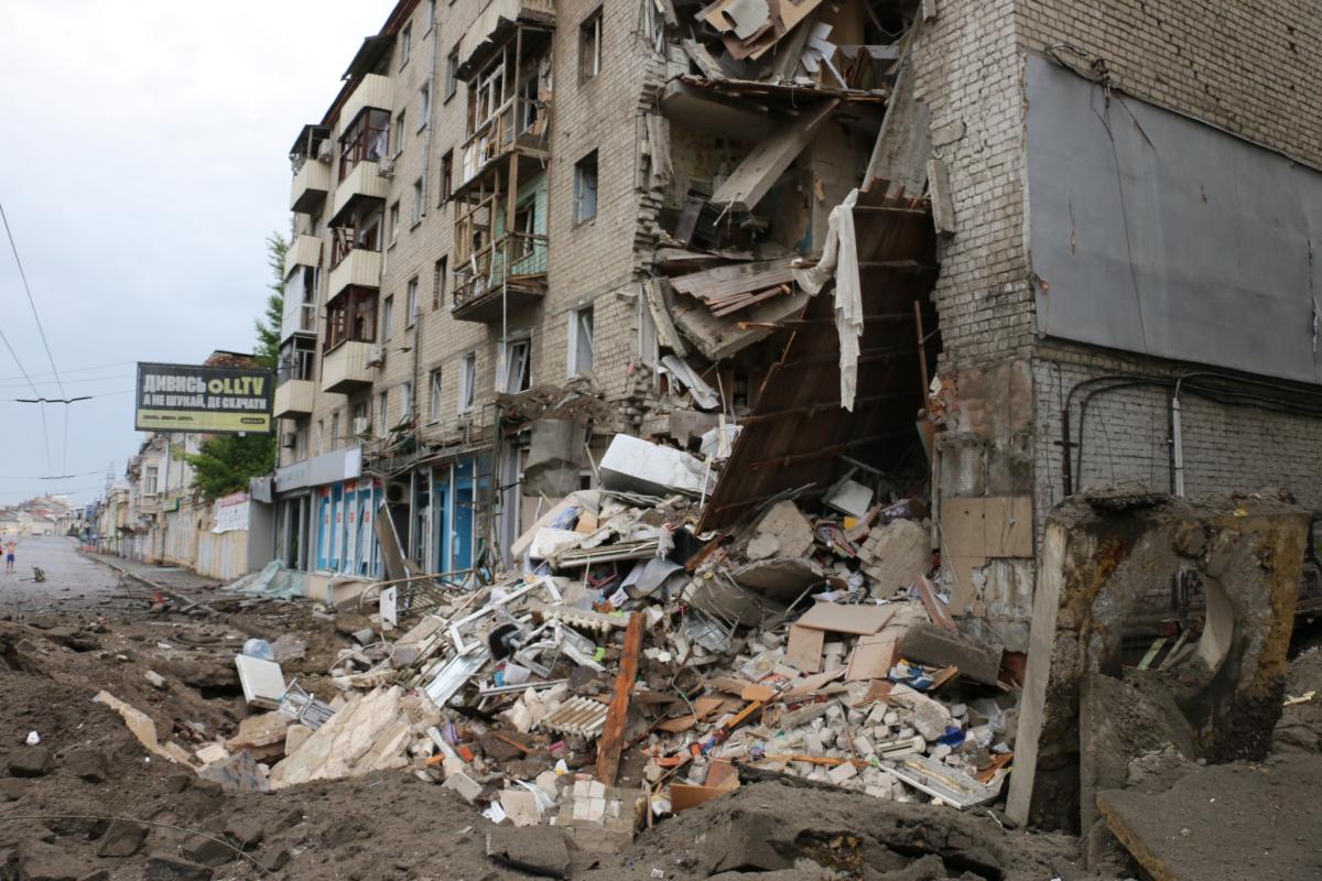 Окупанти обстріляли Харків зі "Смерчів" / фото ДСНС України Окупанти обстріляли Харків зі "Смерчів" / фото ДСНС України