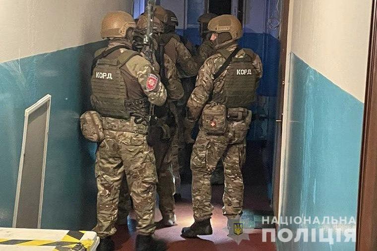 Бійці затримали дебошира, який стріляв у поліцейського / фото Нацполіція Бійці затримали дебошира, який стріляв у поліцейського / фото Нацполіція