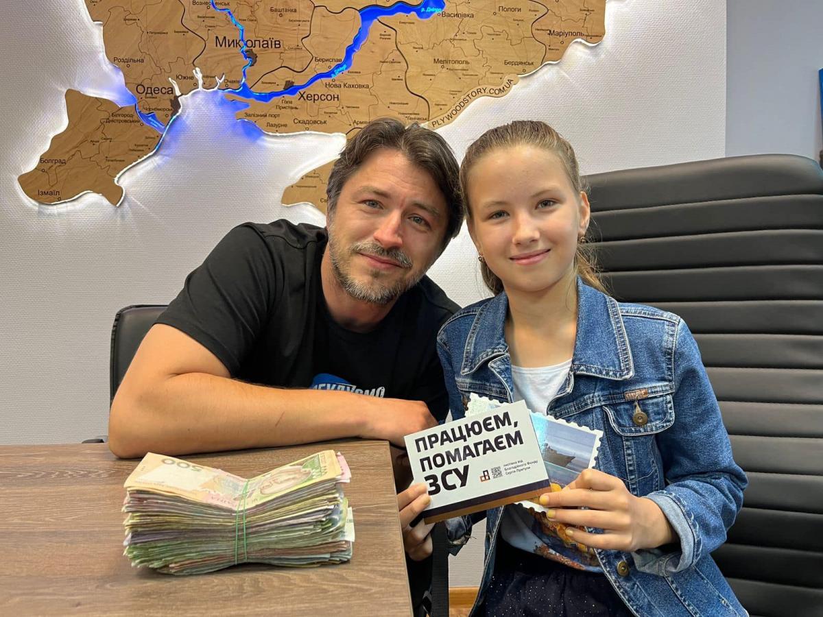 Валерія пропонує на вулиці зіграти з нею за благодійний внесок / фото ФБ Сергій Притула Валерія пропонує на вулиці зіграти з нею за благодійний внесок / фото ФБ Сергій Притула