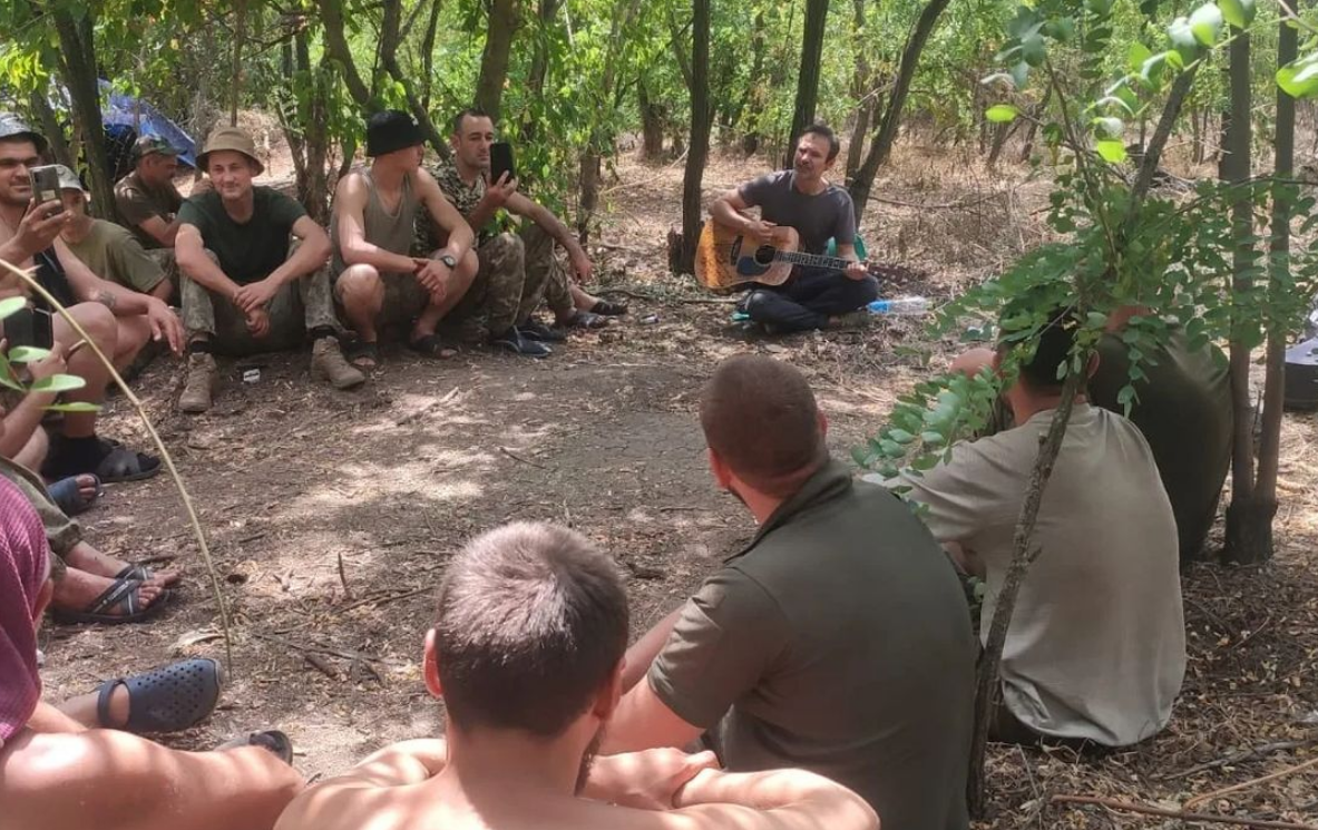 Святослав Вакарчук заспівав для військовослужбовців / Фото - instagram.com Святослав Вакарчук заспівав для військовослужбовців / Фото - instagram.com