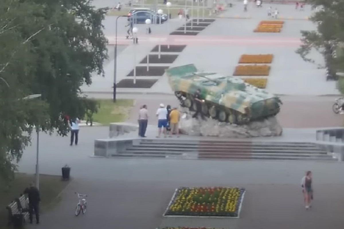 Чоловік діяв дуже обережно / скріншот з відео Чоловік діяв дуже обережно / скріншот з відео