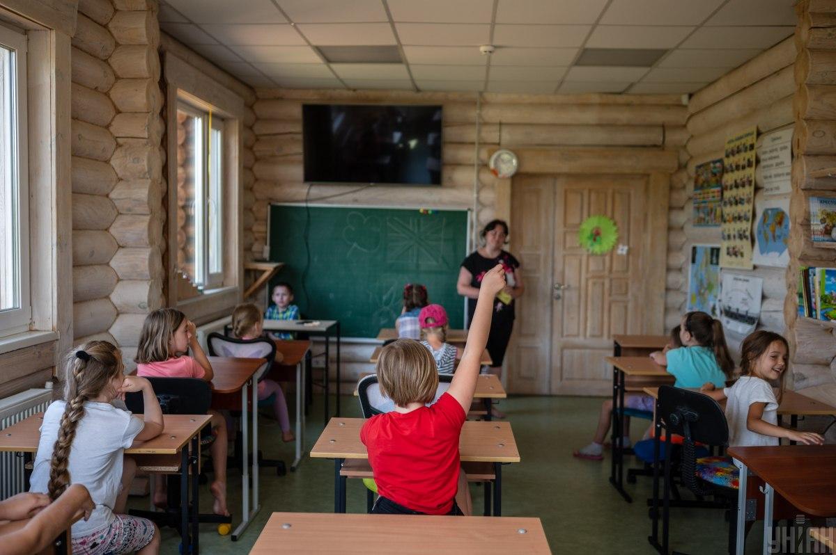 Частина вчителів вже повернуся в Україну / фото УНІАН, В'ячеслав Ратинський