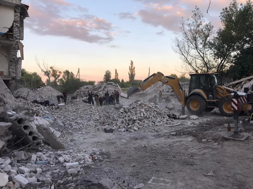 З-під завалів у Часовому Яру врятовано 9 осіб / фото ДСНС З-під завалів у Часовому Яру врятовано 9 осіб / фото ДСНС