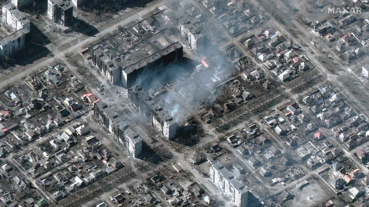 Пожары в Мариуполе в результате обстрелов российских оккупантов / фото: Maxar