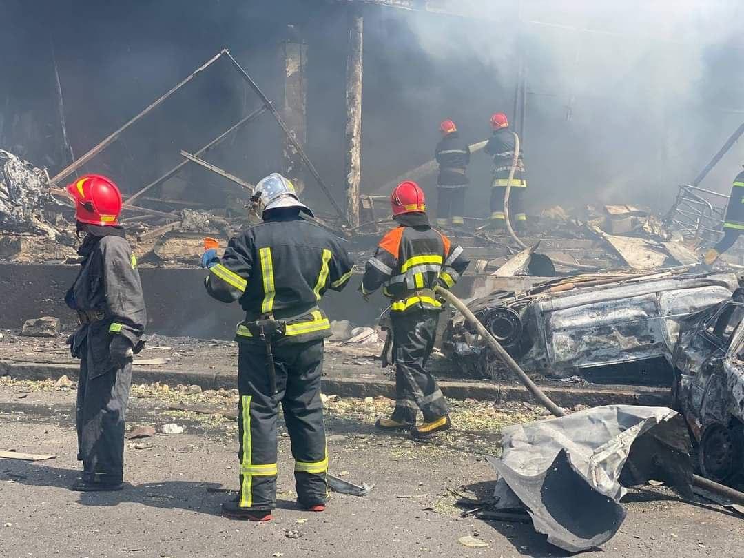 Вдень 14 липня Росія вдарила ракетами по центру Вінниці / фото ДСНС Вдень 14 липня Росія вдарила ракетами по центру Вінниці / фото ДСНС