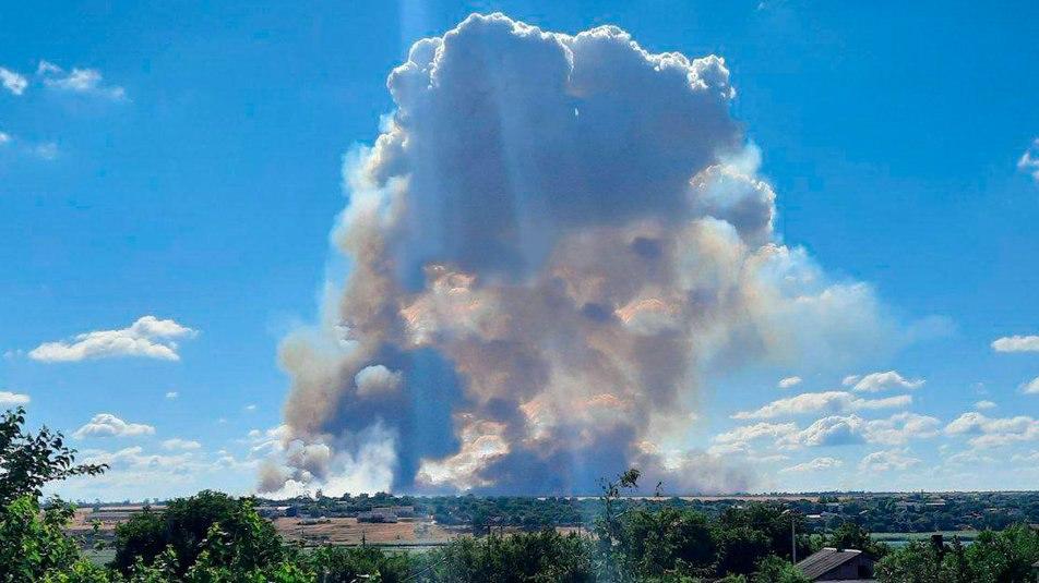 Под Херсоном горит склад боеприпасов РФ / фото t.me/AFUStratCom Под Херсоном горит склад боеприпасов РФ / фото t.me/AFUStratCom