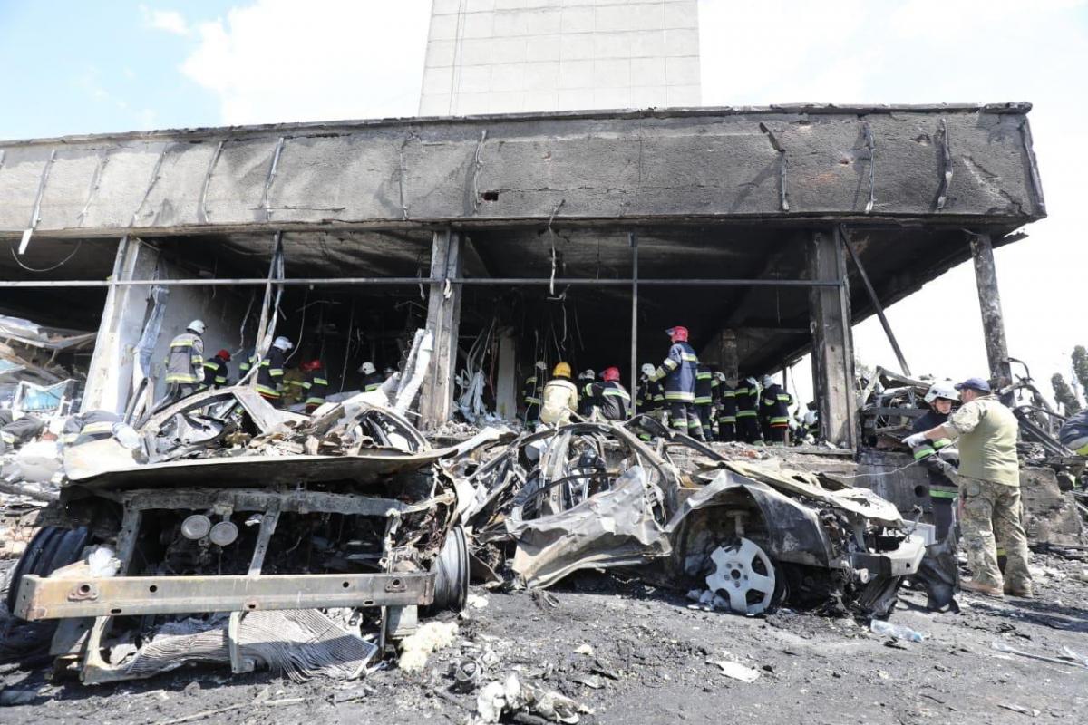 Россияне атаковали гражданских в Виннице / фото ГСЧС Россияне атаковали гражданских в Виннице / фото ГСЧС