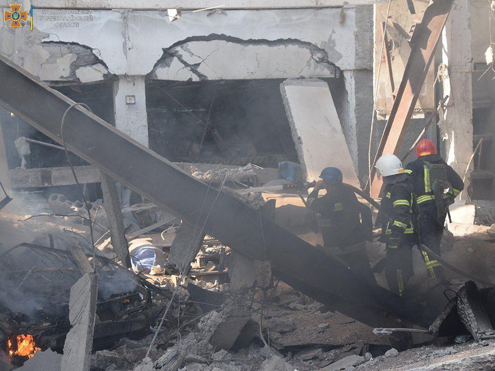 Силами протиповітряної оборони 2 ракети знищені в повітрі / фото ДСНС Силами протиповітряної оборони 2 ракети знищені в повітрі / фото ДСНС