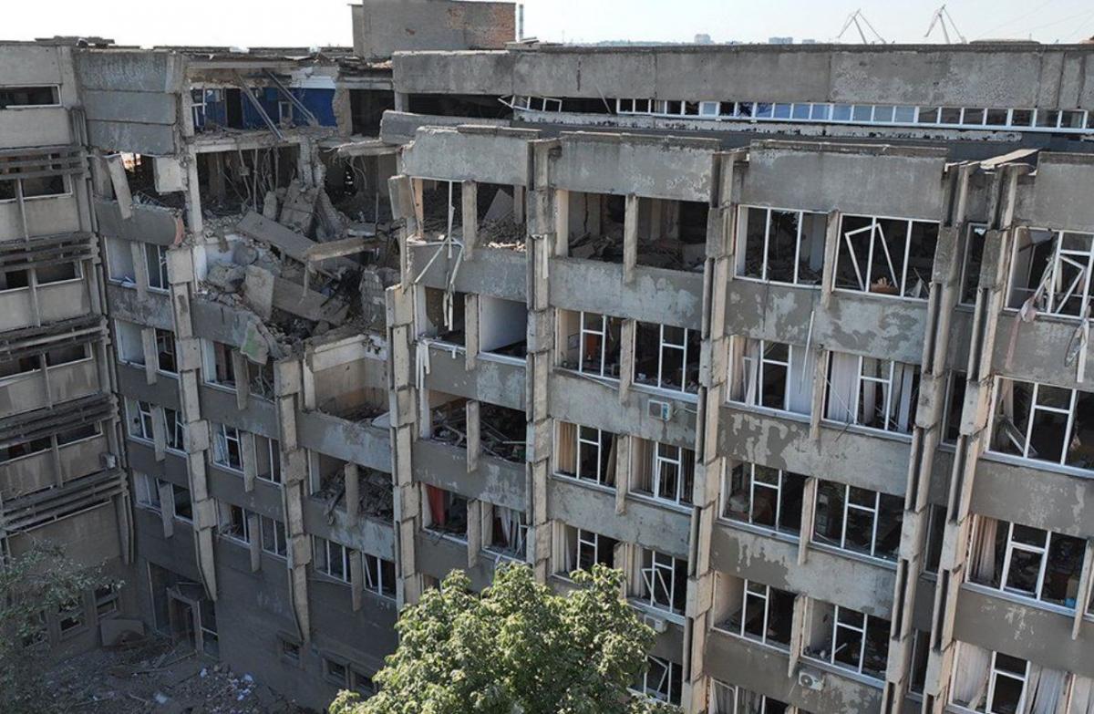 Утром 15 июля Россия обстреляла ракетами университеты Николаева / фото ГСЧС Утром 15 июля Россия обстреляла ракетами университеты Николаева / фото ГСЧС