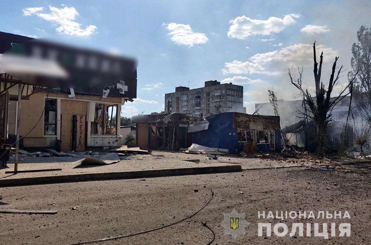 Снаряды захватчиков попали в администрацию рынка и здания магазинов / фото t.me/UA_National_Police Снаряды захватчиков попали в администрацию рынка и здания магазинов / фото t.me/UA_National_Police
