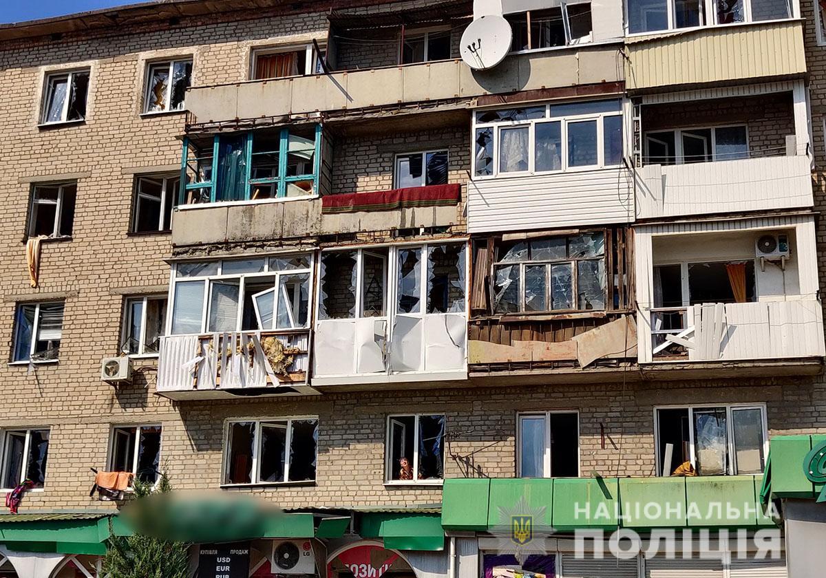 Ударной волной повреждены окна близлежащего пятиэтажного дома / фото t.me/UA_National_Police