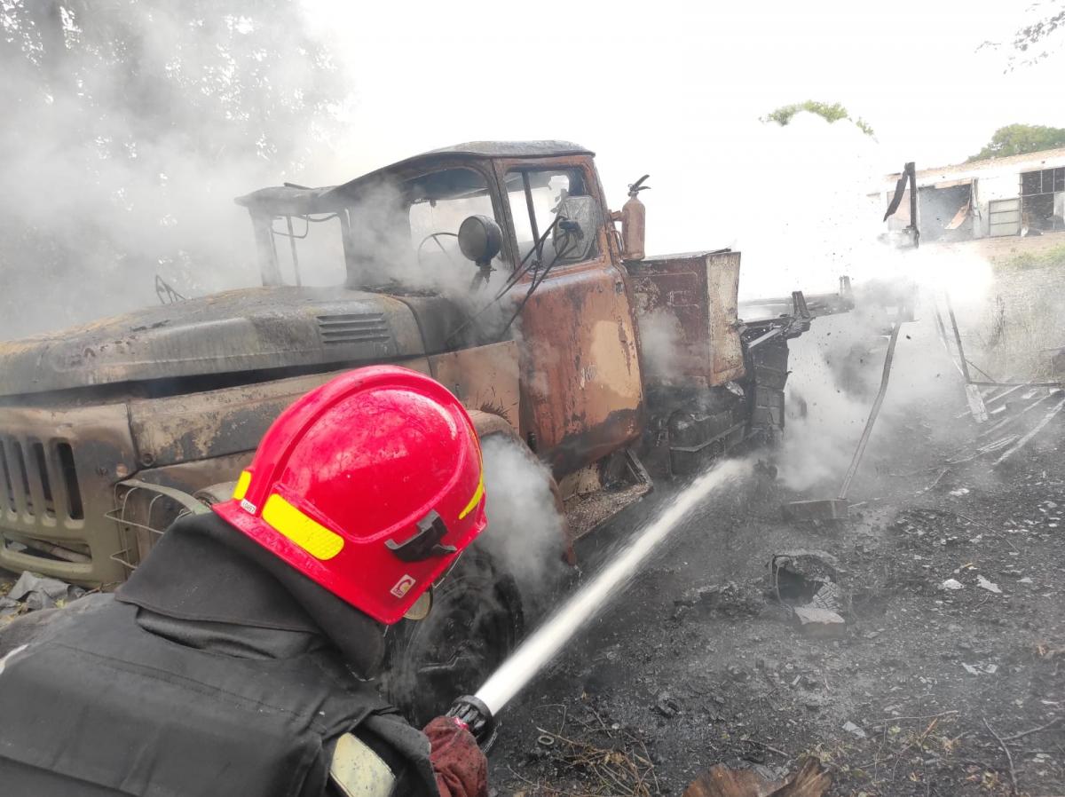Вороги обстріляли Покровськ, пошкоджено багато будинків / фото facebook.com/DSNSDon Вороги обстріляли Покровськ, пошкоджено багато будинків / фото facebook.com/DSNSDon